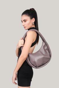 Italienisches Model mit schicker Ledertasche